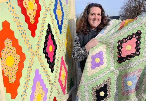 jill parsons with quilt at kingsport habitat for humanity garden